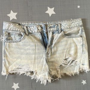 Womens American Eagle Tom girl shortie shorts. Size 8. Light wash